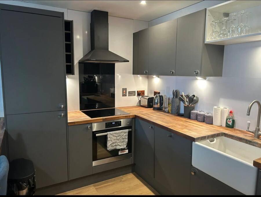 2 Bed Apartment Close To Station With Parking London Exterior photo